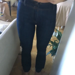  - Mörka utsvängda jeans från gul och blå Utan fickor där bak