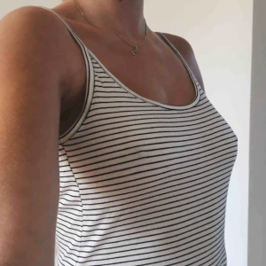  - Randig body från ZARA med öppen rygg. Knappt använt och i mycket fint skick! Hör av er för fler bilder/exakta mått.