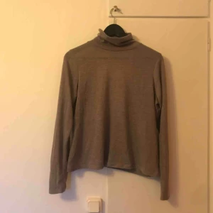  - Grå polotröja med öppen rygg! Jättefin men lite nopprig, därav priset. Frakt tillkommer! 