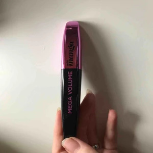  - Säljer denna miss manga mega volume mascaran då jag fick två likadana   ALDRIG ANVÄND 