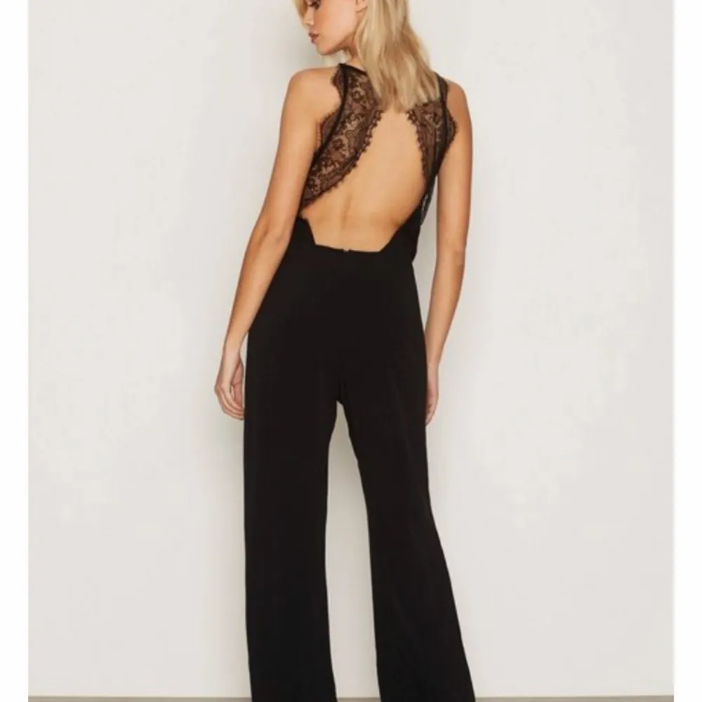 Helt oanvänd jumpsuit från Samsoe Samsoe. Inköpt på deras egna hemsida för 1499kr. Storlek M. Klänningar.