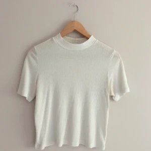  - Vit t-shirt med polokrage