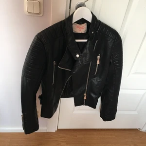  - Skinnjacka ifrån Chiquelle i storlek 42/L. Använd en gång och säljes pågrund av för liten i storlek (köparen betalar eventuell frakt) 