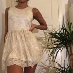  - Skater klänning med broderi detaljer och ”see-through” rygg. Priset inkluderar frakt! 