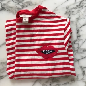  - Oanvänd t-shirt klänning i storlek S. Kan kortas ned till vanlig T-shirt också och passar  även storlek M eftersom den är oversized. Sitter som på 3:e bilden 