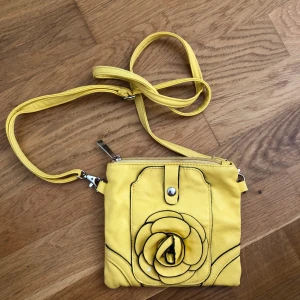  - Jättegullig liten axelremsväska, sparsamt använd, med mobilfack, fack på baksidan, ännu ett fack inuti samt dragkedja för att stänga. 