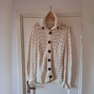  - Glest stickad kofta. Offwhite. Saknas ett skärp men jag använde aldrig det till. 