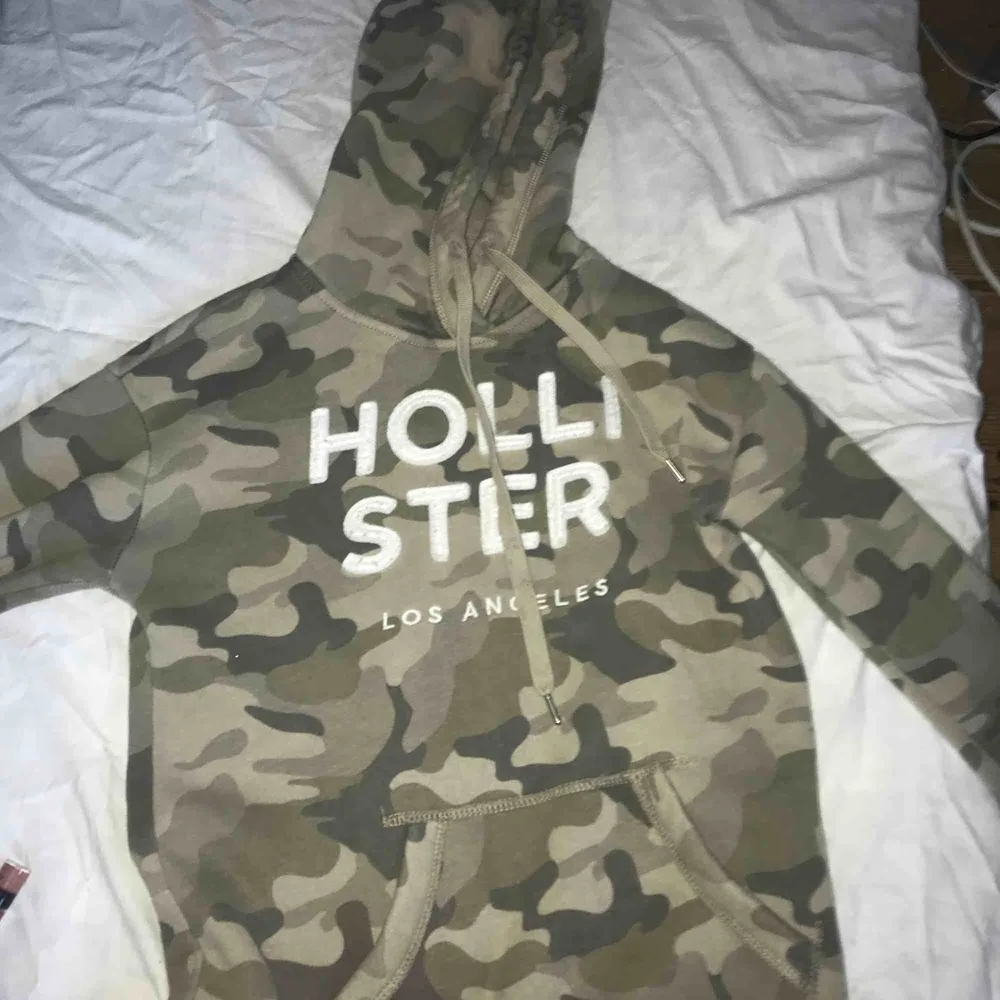 Superfin camouflage hoodie från hollister, har använt några fåtal gånger, inte riktigt min stil men skitsnygg! Kolla min profil, kläder, smink, skönhet, parfymer osv säljs billigt!!!! . Hoodies.