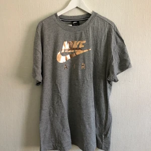  - Väldigt oversize, skulle passa M egentligen. Oanvänd