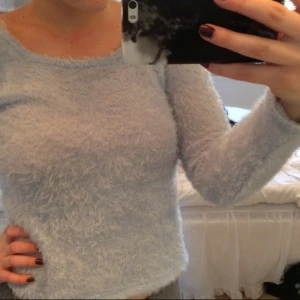  - En väldigt mysig ljusblå tröja, storlek Small sitter ganska tajt. I bra skick, använd fåtal gånger :) 
