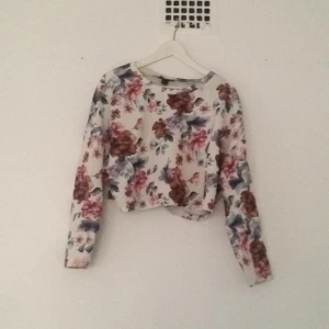  - Kort, blommig tröja från forever 21. Sparsamt använd.