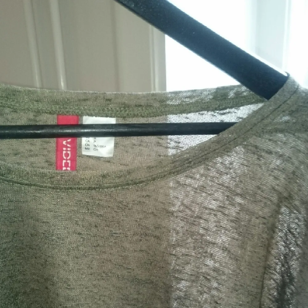 Grönaktig, lätt transparent tröja från H&M.  Använd ett fåtal gånger.. Toppar.
