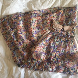  - Klänning i viskos från Zara köpt för 600kr. Knappt knälång. Använd endast en gång då den är lite för trång för mig. Jag bjuder på frakten. 