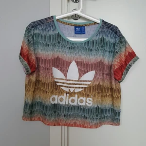  - Säljer min fina Adidas originals top! Har aldrig användts så den är i superfint skick💕