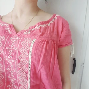  - Söt och somrig blus från bondelid. 
Näst intill oanvänd.
Fraktar endast objekt under 100:- 
Tar gärna emot betalningar via Swish 🌞