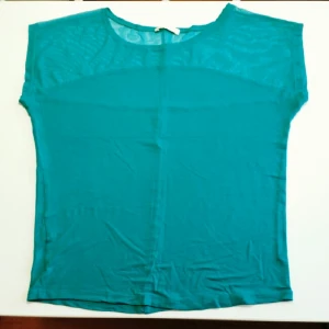  - Super mjuk T-shirt i en snygg blå/grön färg från Promod (fransk märke). Passar S/M.