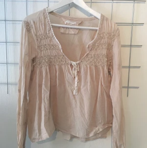  - Sparsamt använd odd molly blus i beige, storleken är 2 vilket motsvarar storlek M/38. 

Nypriset ligger på 1095kr. 

Vid frågor eller funderingar, vänligen skicka ett meddelande! 
Eventuell frakt står köparen för. 