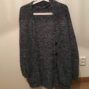  - Supermysig stickad kofta från Gina Tricot. Är st XS men passar mig som i vanliga fall har S. Använd ett par ggr men är fortfarande i fint skick!