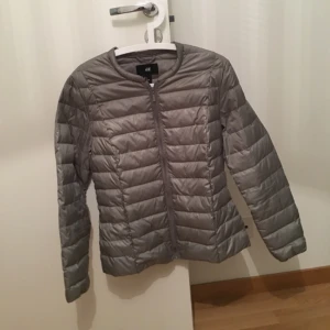  - Grön/grå jacka från HM. 