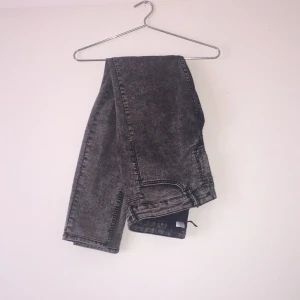  - Jeans med stentvätt från divided.