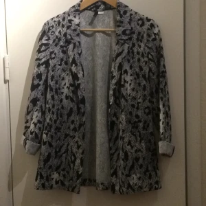  - Snygg kavaj, knappt använd.