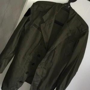  - Militär grön tunn jacka från Gina tricot, använd ett par gånger, storlek M 