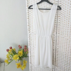  - Min studentklänning från Nelly.com
Använd en gång
Nypris 400:-
Tyget framtill är inte alls genomskinligt