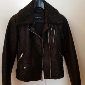  - Skinnjacka från Black Rivet i strl XS. Säljes då den är lite för liten för mig tyvärr. Hör av er vid frågor eller för fler bilder :) Möts gärna i Göteborg, vid leverans via posten står köparen för frakten.
