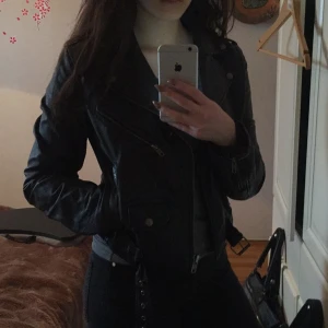  - Svart skinnjacka i äkta läder köp på Carlings för 500 kr. Har tagit väl hand om den, välvårdad! Storlek är S men funkar även som M (lite stor i storleken) 