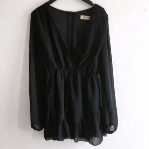  - Byxdress i chiffongliknande tyg med transparenta ärmar från märket Reverse. Köpt via plick men passade mig tyvärr inte. Väldigt fin! 

Fraktar eller möts upp i Stockholm/norrort.