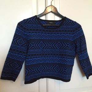  - Mönstrad croptop från Forever 21 i mörkblå och svart! Möts upp i sthlm. 