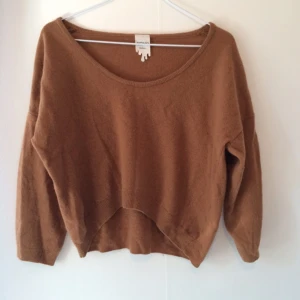  - Brun stickad magtröja från Monki. Trekvartsärmar Storlek: S 