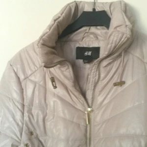  - Lätt vår/höstjacka från HM i fint skick