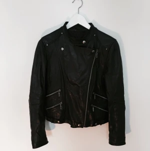  - Skinnjacka i äkta läder från Tezzoro. 

Den är HELT perfekt sliten och hur mjuk som helst. 

Ganska så nätt för att vara en skinnjacka. Så helt perfekt för dig som tycker att vanliga skinnjackor är tunga och klumpiga. 