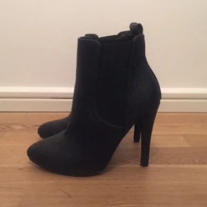  - Snygga stövletter från Nelly. Använda en gång. Strl 35. Säljes pga för små för mig, köpte samma par i en storlek större.