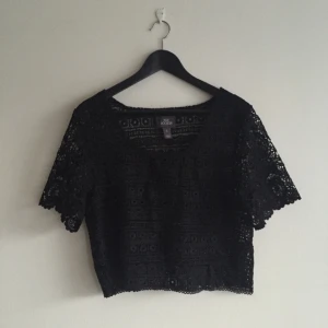  - Härlig spetströja från NLY icons, som går ihop perfekt med shorts! Aldrig använd. 

❣Alla mina priser är INKLUSIVE PORTO. Annars finns kläderna att hämta i Kungsbacka, eventuellt Halmstad.❣
