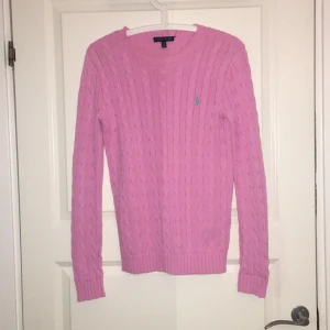  - Rosa kabelstickad tröja från Ralph Lauren i 100 bomull. Nypris ligger på 1200:-