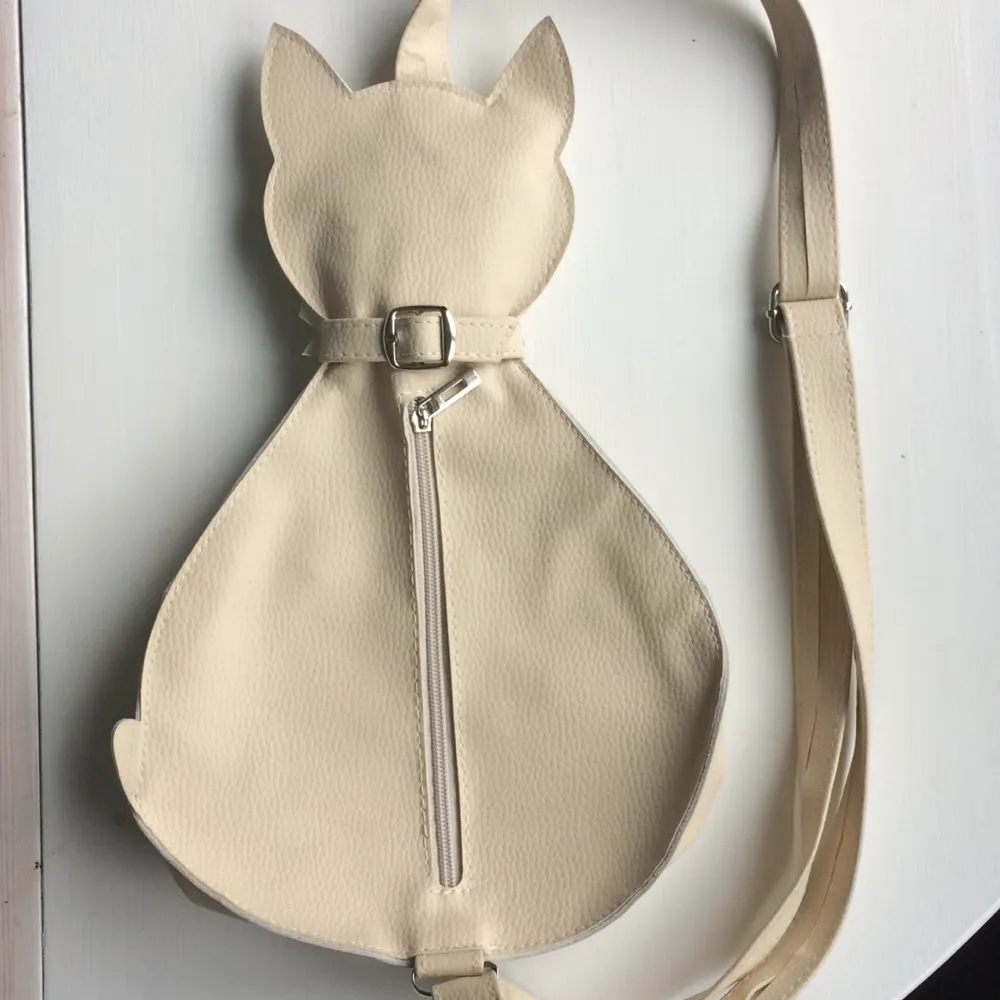 Unik beige kattformad väska från Chopin. Längd 35 cm från huvud till svans 🐱 Material: polyester. Oanvänd! . Väskor.
