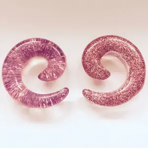 2 stycken glittriga rosa spiral töjningar. 10 mm.
Fri frakt.