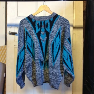 Jävligt soft stickad tröja. Står XL på lappen men är snarare en M/L.  - Jävligt soft stickad tröja. Står XL på lappen men är snarare en M/L. 