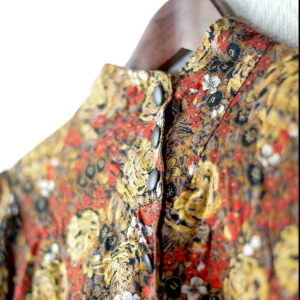  - Röd och blommig blus, super cool krage med knappar. 