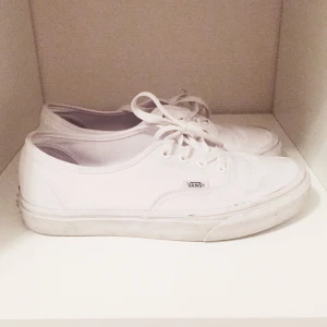  - Vita Authentic Slim, nypris 699kr. I använt skick, med en del fläckar. Säljer pga använder ej längre 👟

Frakt tillkommer på ca 50kr