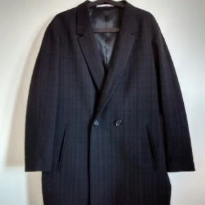  - En tunn kappa Tiger of Sweden, användes 2-3 gånger, perfekt skick. Storlek 34 (oversize), men passar till alla, tror jag.