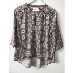  - Passar 36-38. Jättefin, materialet påminner om silke. Lös och luftig passform. Aldrig använd. 