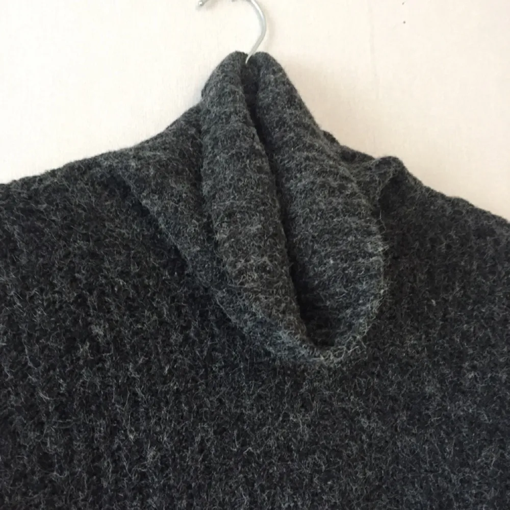 Tjock grå/svart polo tröja från Lager157. Använd ett par gånger men är i gott skick! Har en stor polo som går att 