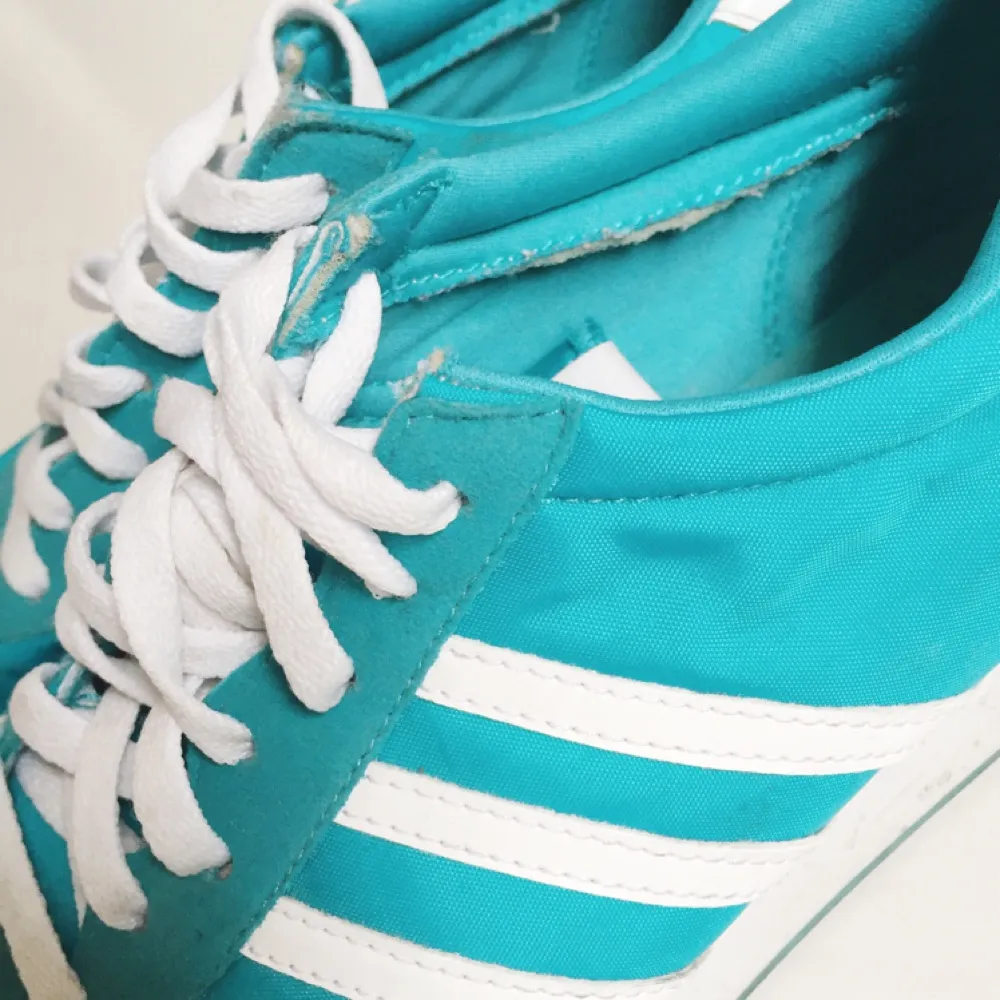 Adidas sneakers. Smått slitna. Grymt härliga sommarskor, lätta och bekväma! Material: skinn och tyg. Du står får frakt, 56kr. Jag tar gärna emot svish! . Skor.