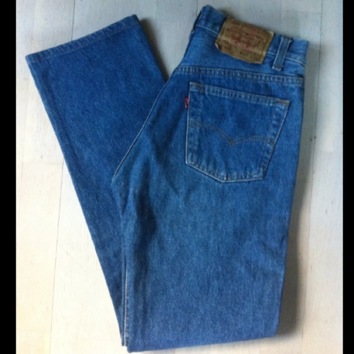 Levi's 501 med hög midja, perfekta att klippa av till shorts om man är sugen på det.