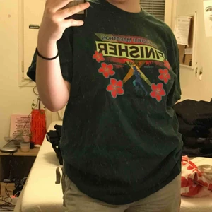  - Grön t-shirt med tryck från nike. Köpt på plick. 