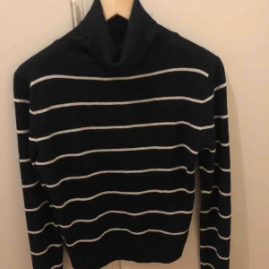  - Mörkblå och vit randig polotröja, köpt från Turkiet står att det är storlek L men sitter som S/Sx