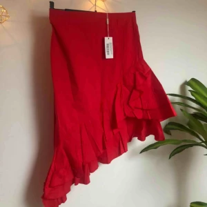  - Röd volangkjol, aldrig använd 